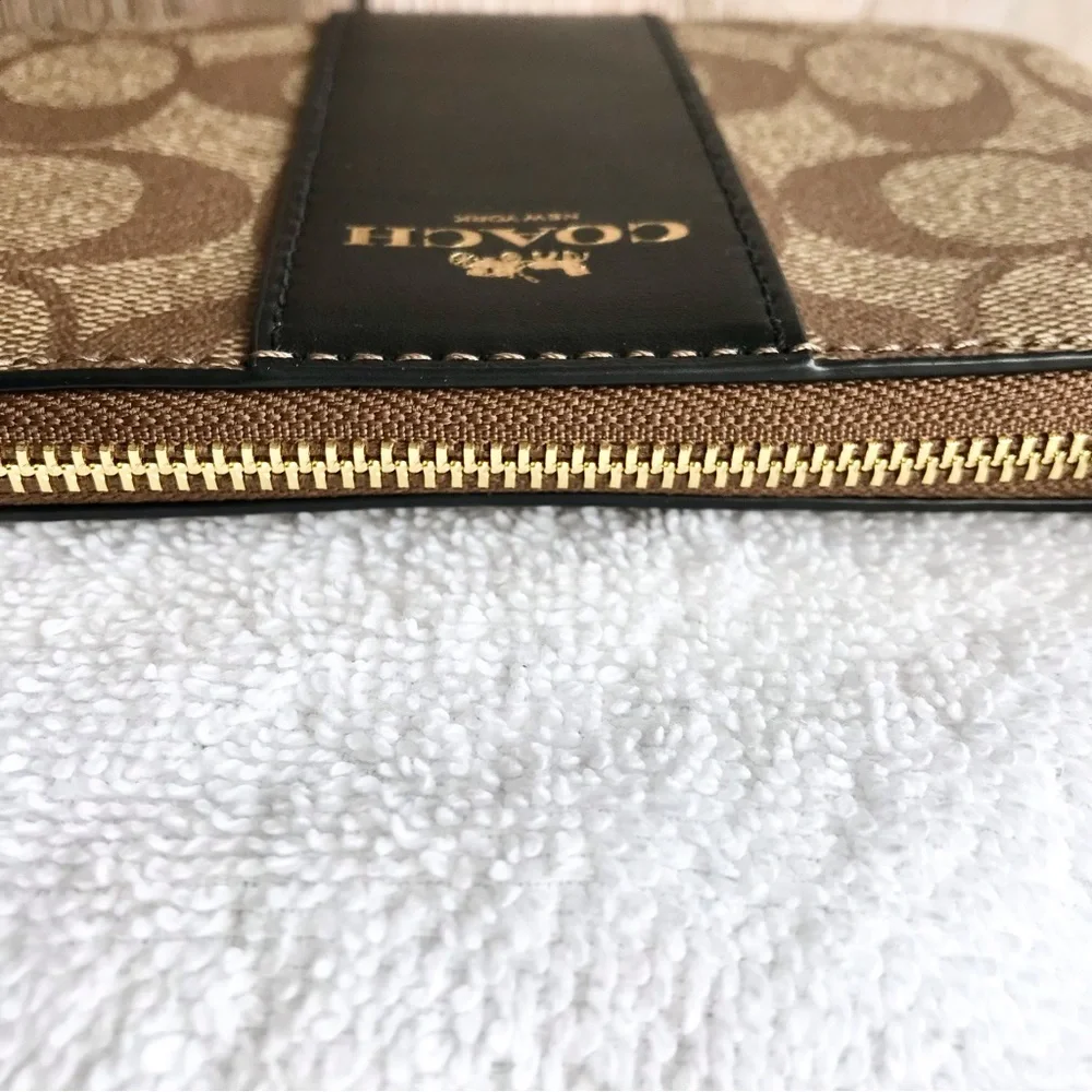 🆕 Coach Cross Zip Wristlet
